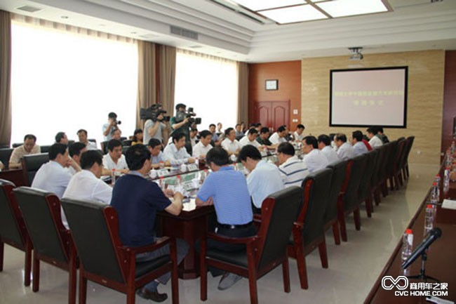 中通客車總經理孫慶民與聊城大學副校長孫蘭雨簽署合作協(xié)議  商用車之家