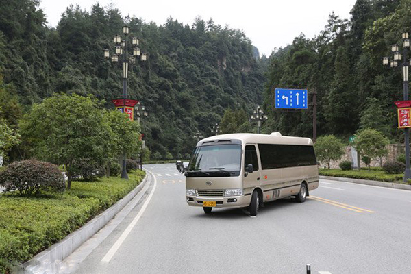 采用流線型車身設(shè)計(jì)，莊重典雅，彰顯精致經(jīng)典，可選高檔金屬烤漆，靚麗、奢華足以成為你的心動(dòng)之選。 商用車之家