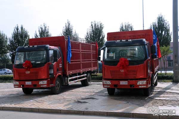 J6L運(yùn)糧車采用237x75x（7+4）mm雙層高強(qiáng)度車架，一汽原廠匹配的拉糧不漲車廂和解放成熟的435型10噸級(jí)后橋。 解放J6L