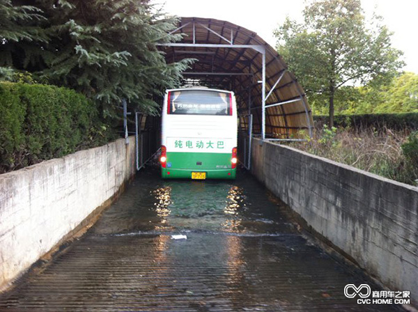 國內(nèi)首款通過涉水實(shí)驗(yàn)車型 海格純電動大巴收入囊中