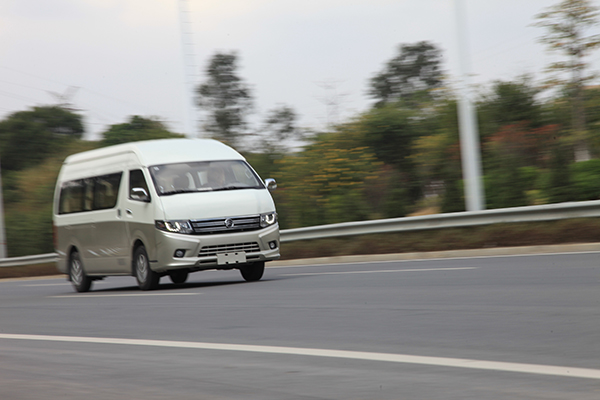 6 高速行駛時(shí)車身穩(wěn)定性很強(qiáng).jpg