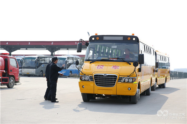 泰安交運(yùn)集團(tuán)寧陽(yáng)分公司人員提車出廠.JPG